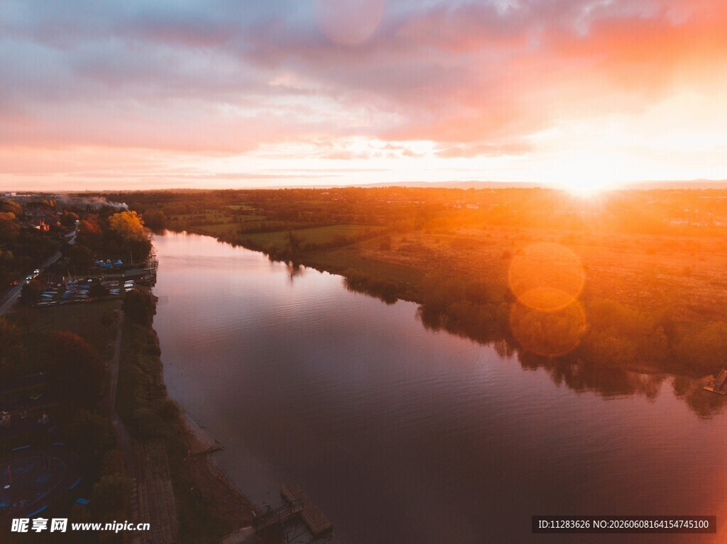 夕阳下的河畔美景