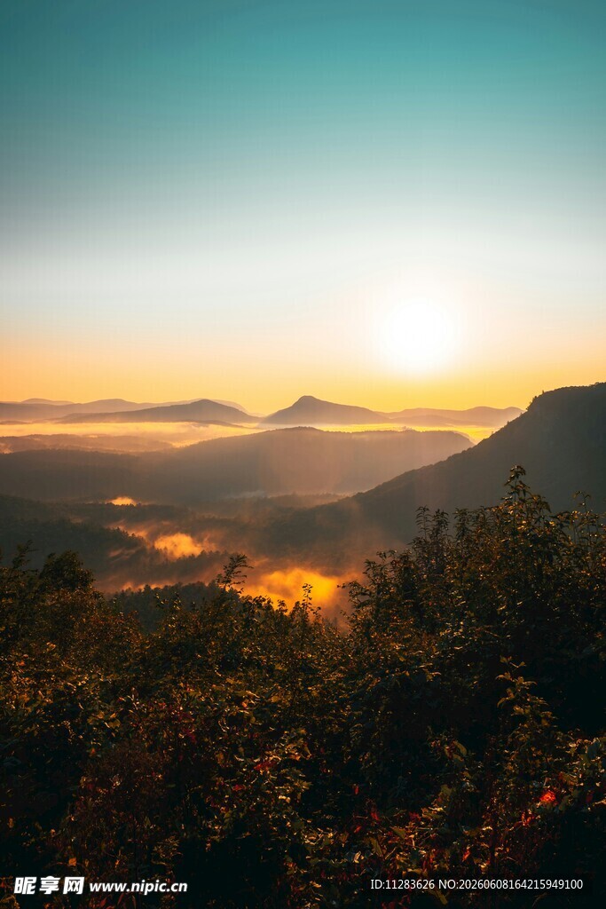 日出时分的壮美山峦景色