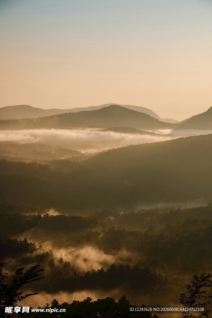 山间晨雾美景