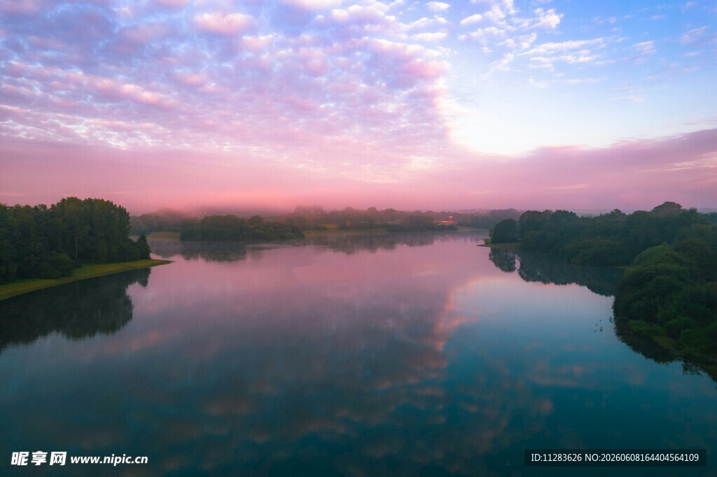 湖畔绚丽日出美景
