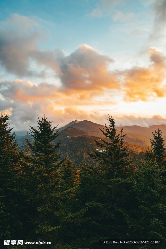 山林间的壮丽日落美景