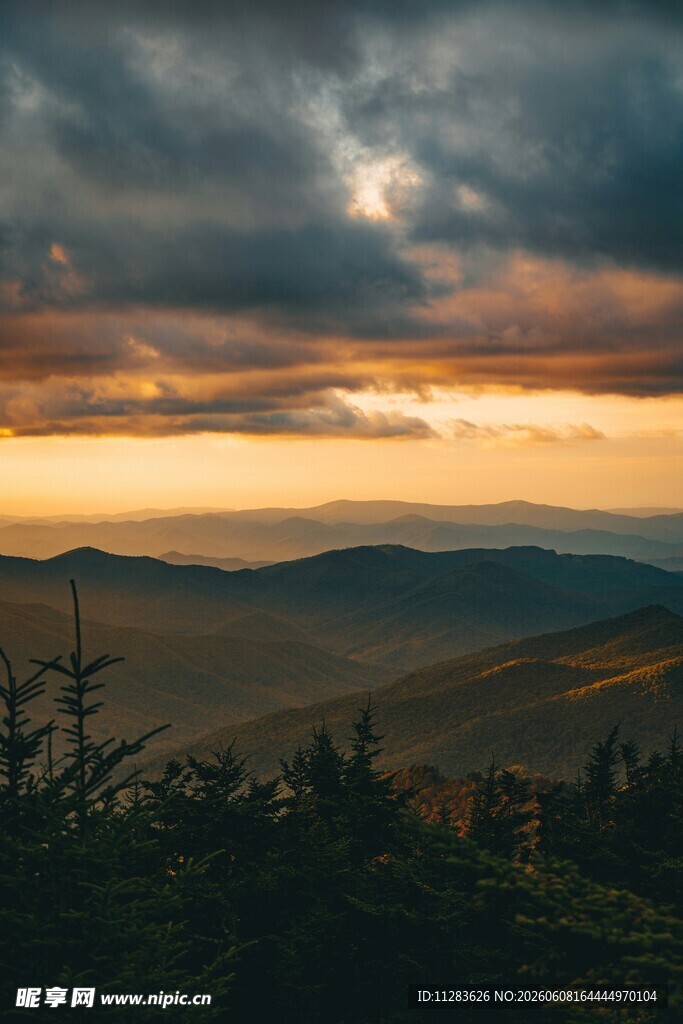 山间日落美景