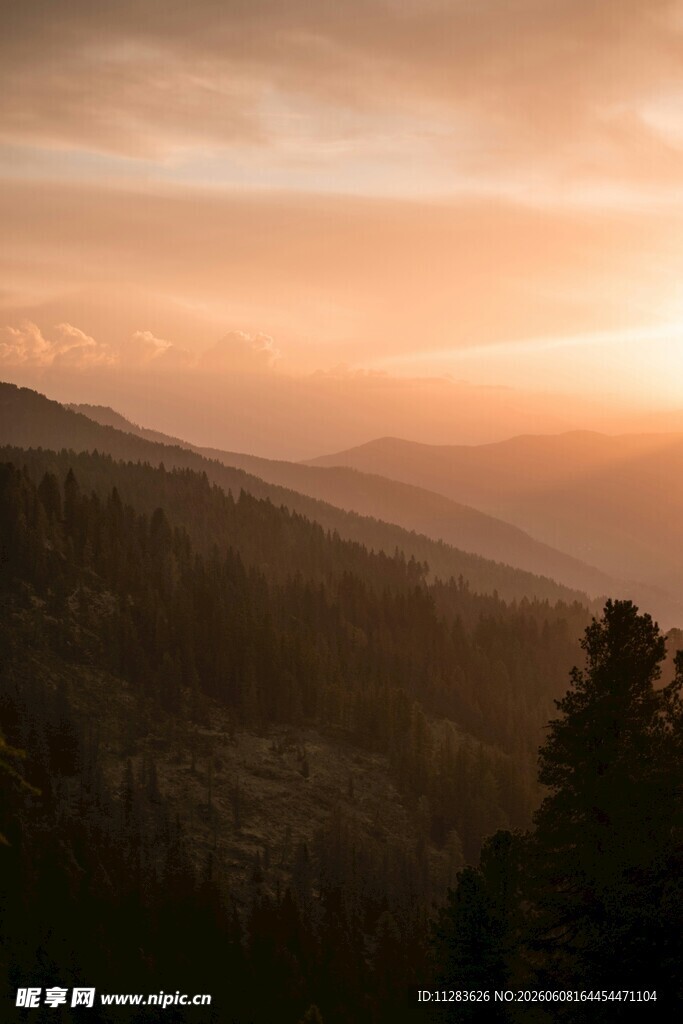 山间夕阳美景