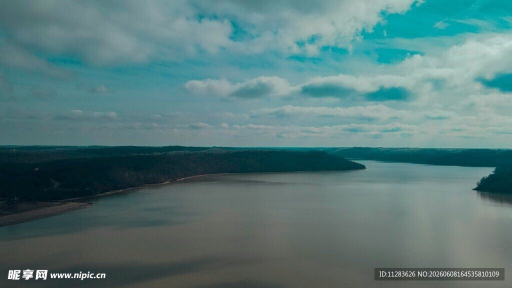 广阔水域与天际线美景