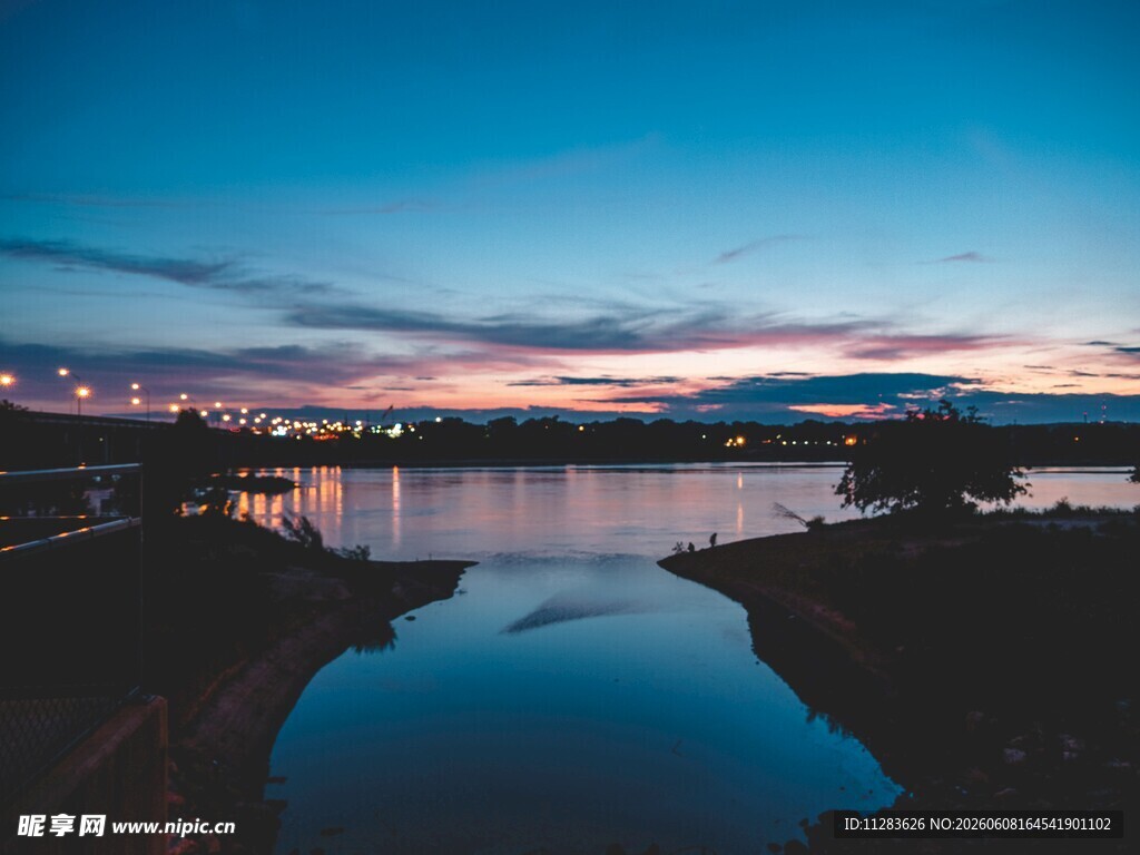 黄昏下宁静的河畔美景