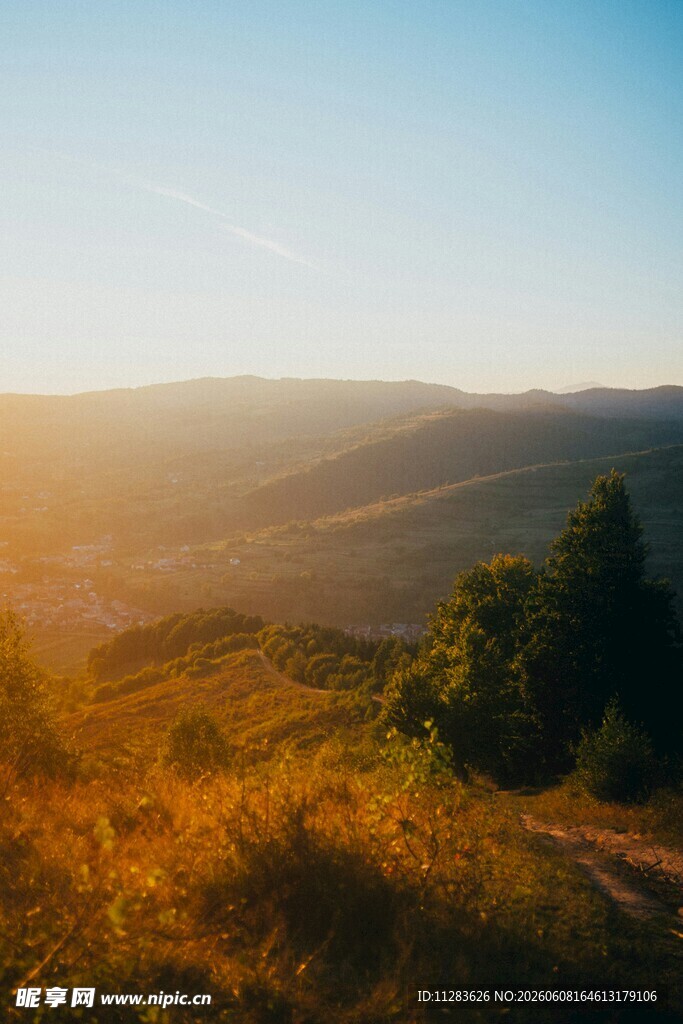 山间晨曦美景