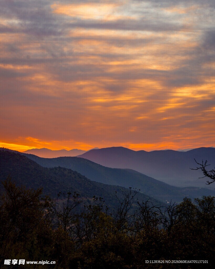 山间壮丽日落美景