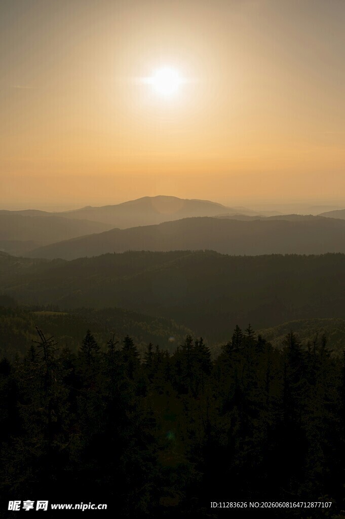日落山林美景
