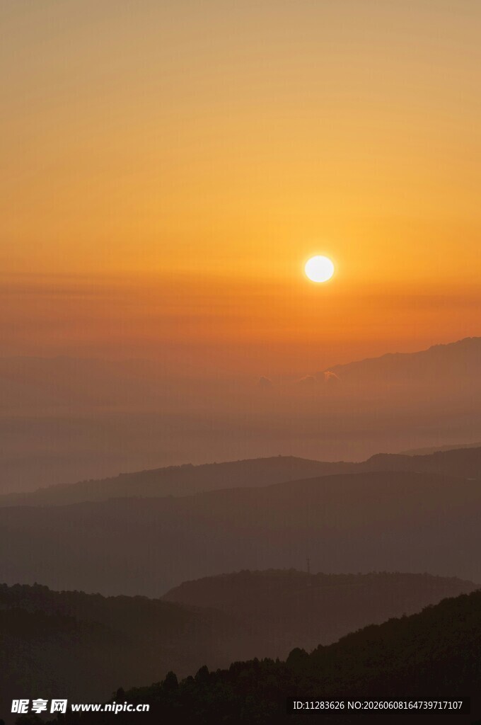 日出时分的山