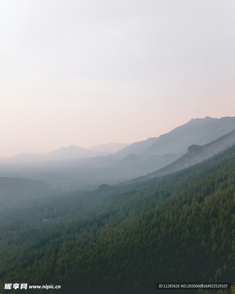 山峦叠翠的森
