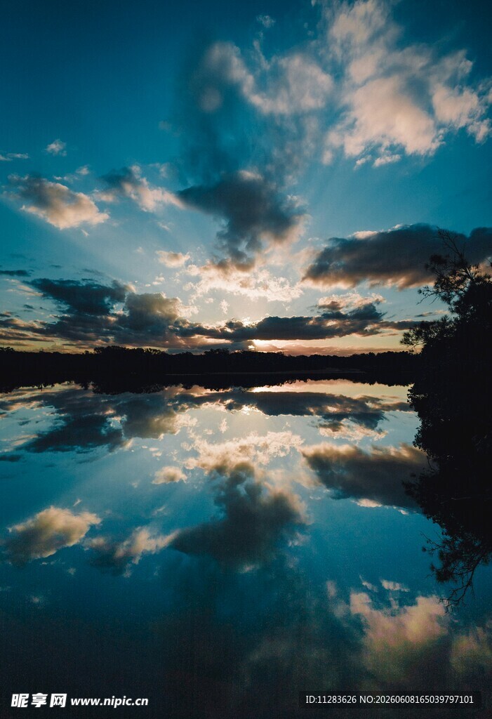 湖畔绝美天空