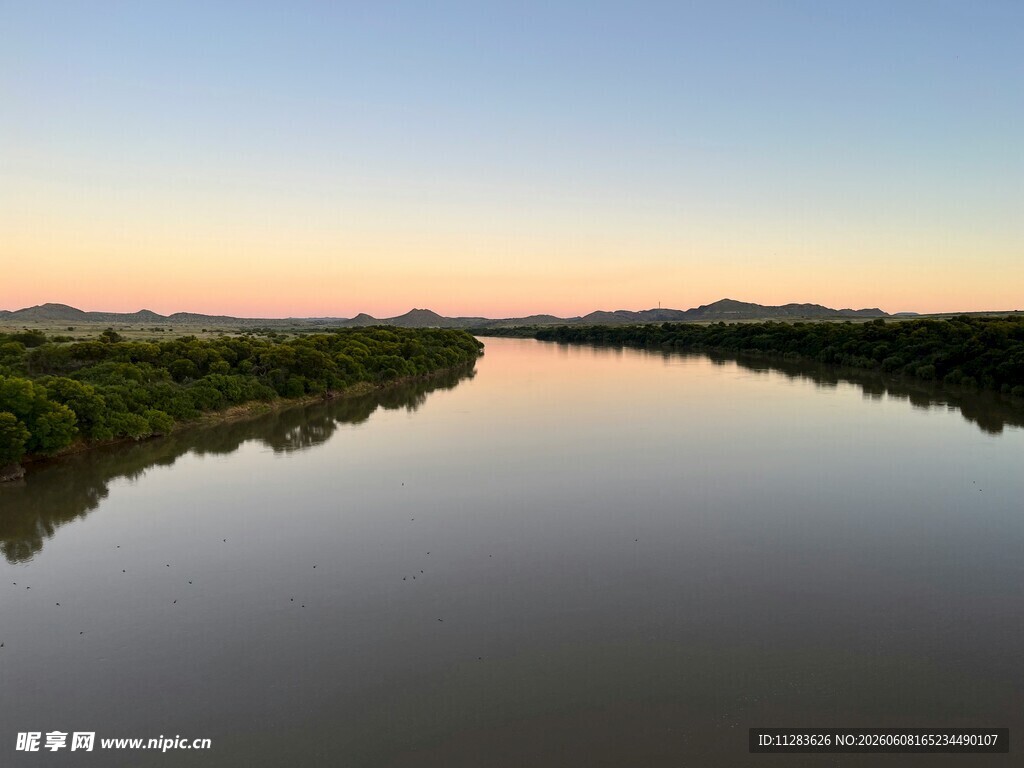 河畔晨曦美景