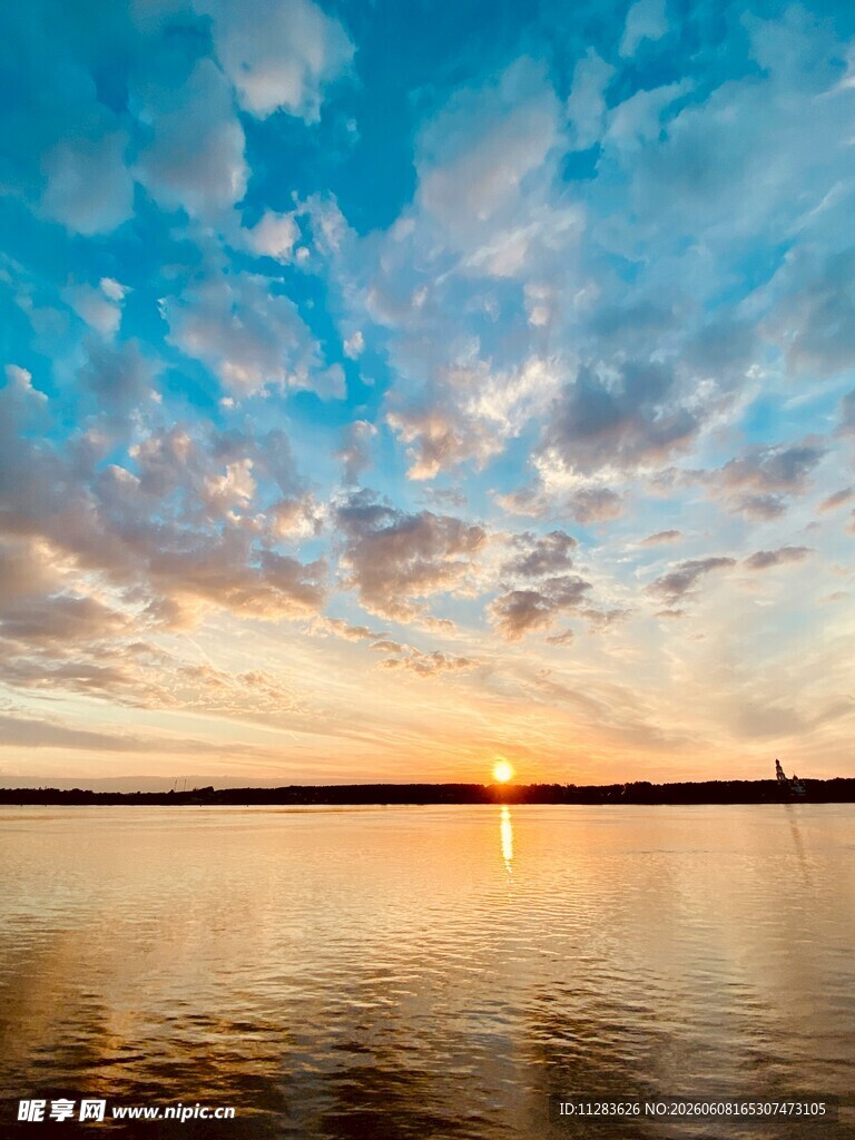 湖畔日落美景