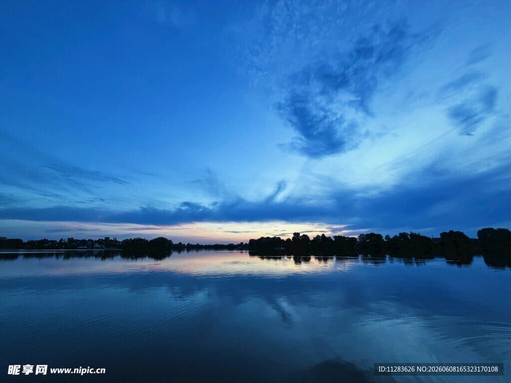 宁静湖面的绚丽天空之景