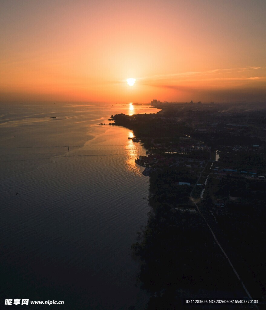 海上日落城市海岸线美景