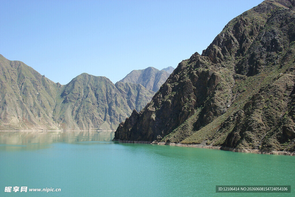 青山绿水间的秀丽湖景