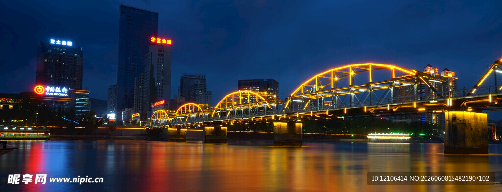 城市夜景中的璀璨桥梁