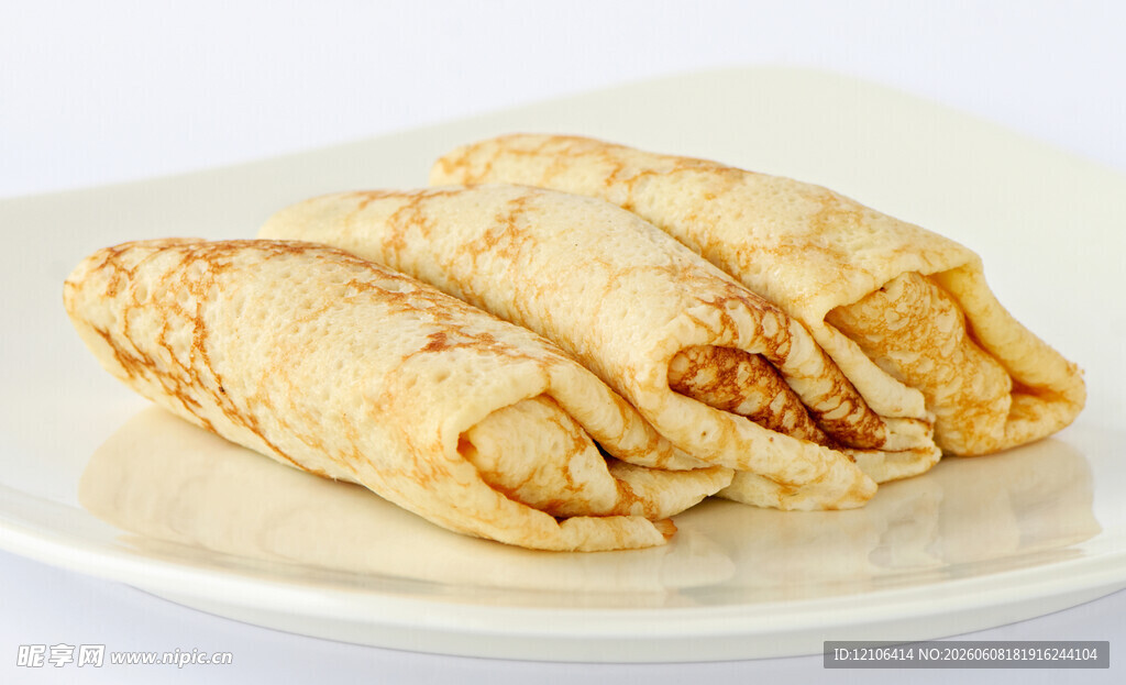 美味煎饼卷置于白色盘上