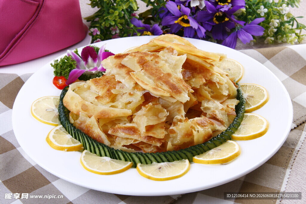 柠檬装饰的美味特色煎饼