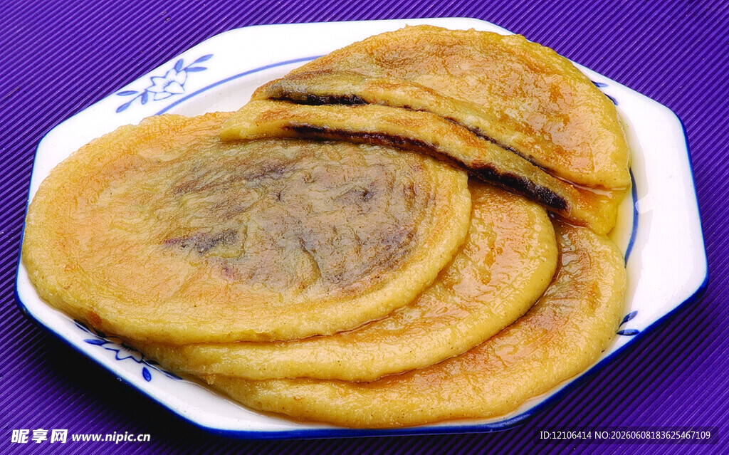美味煎饼摆放在白色盘中