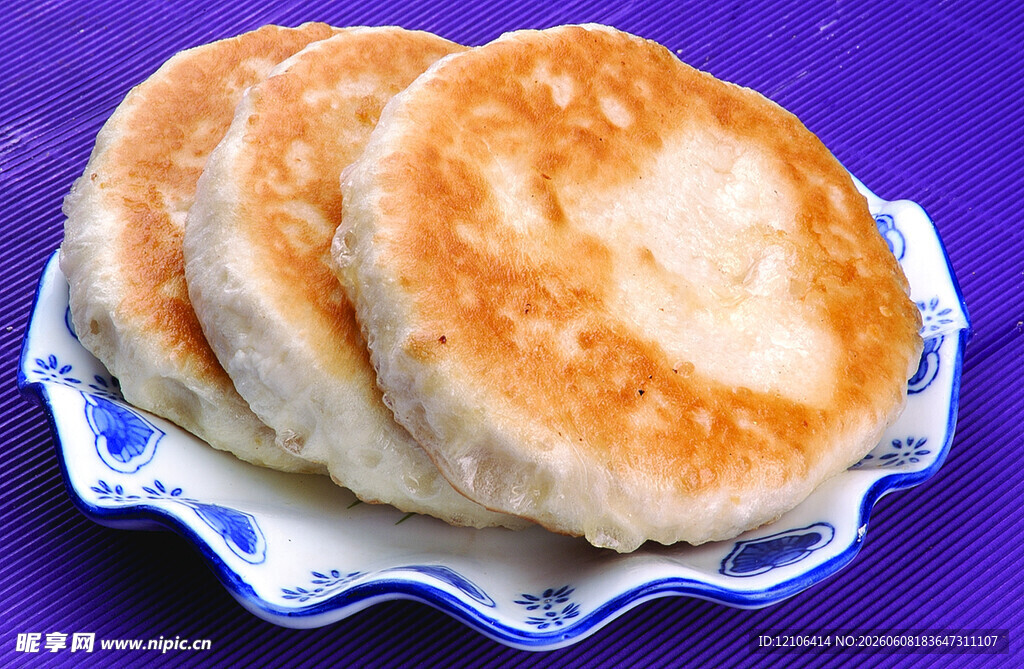 美味香酥饼置于蓝白盘