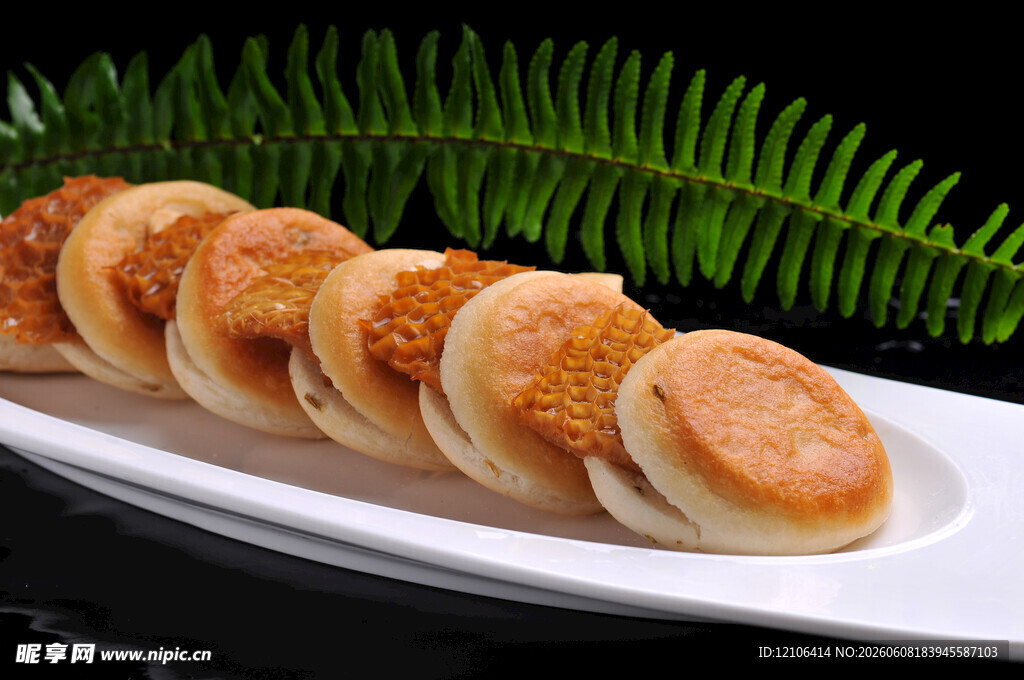 香煎小饼摆于盘