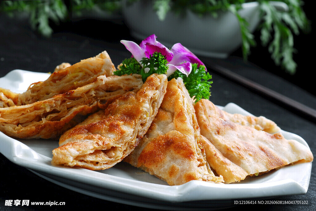 美味香酥煎饼摆于盘中
