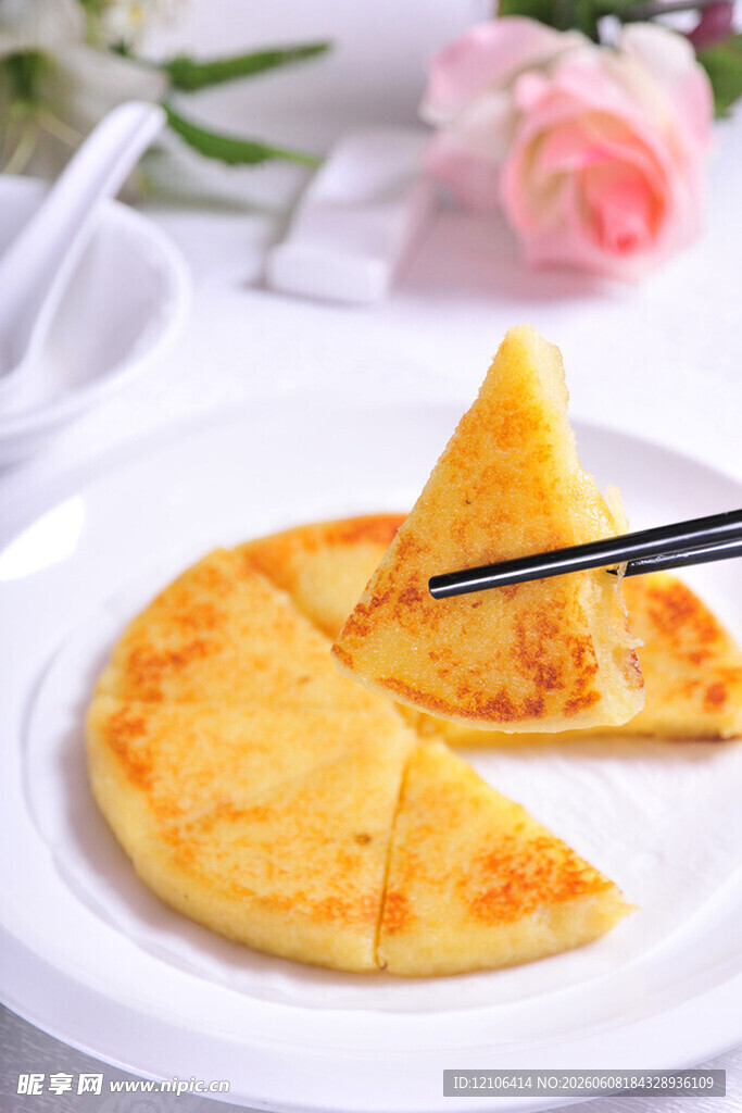 美味芝士饼筷子夹起一角