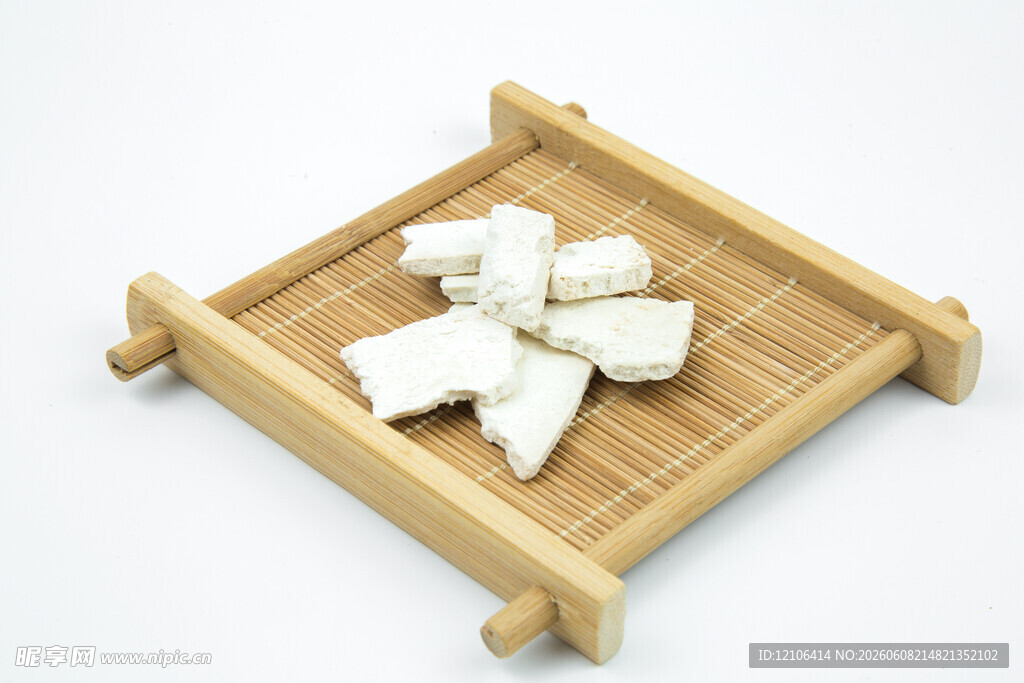 竹盘上的白色块状物品