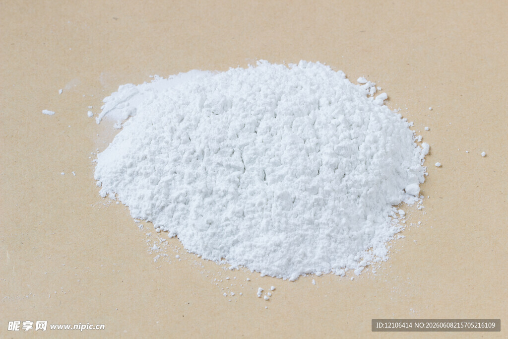 白色粉末堆放在棕色背景上