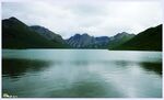 宁静湖水与远处山峦