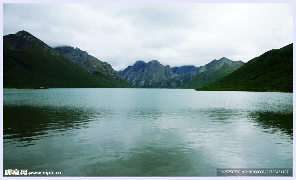 宁静湖水与远处山峦