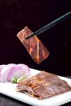 筷子夹起美味酱牛肉