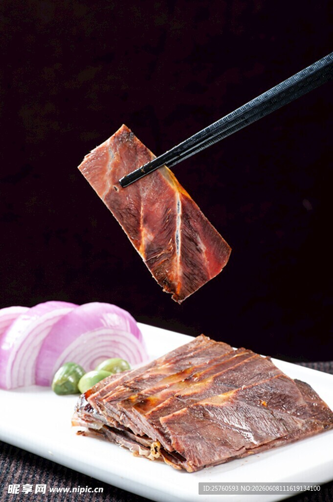 筷子夹起美味酱牛肉