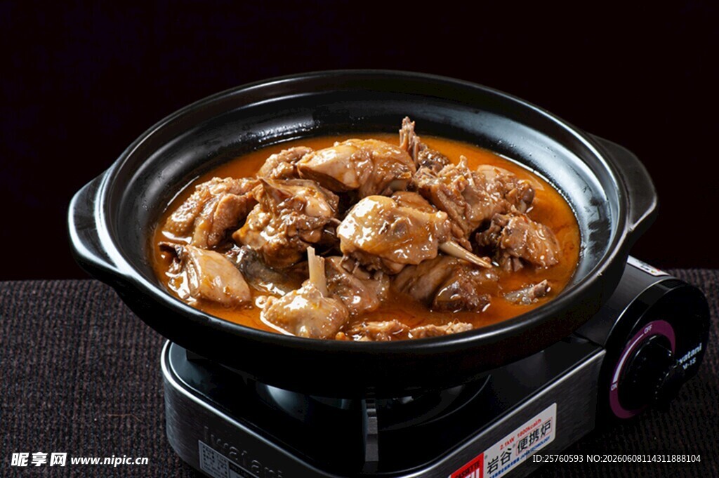 砂锅炖煮的美味鸡肉