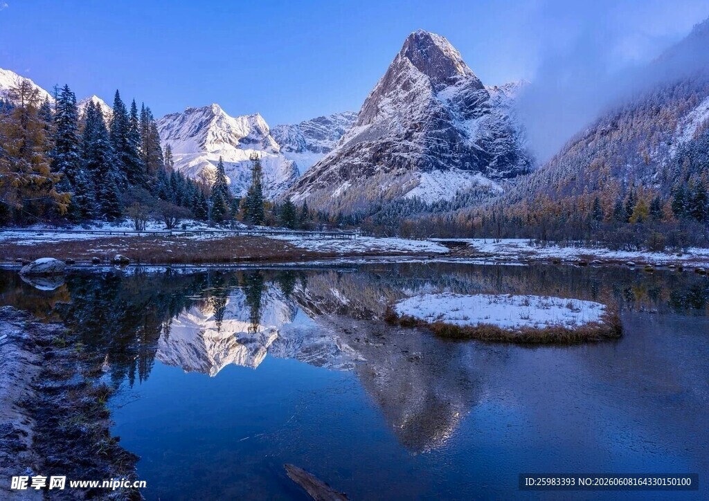 雪山湖泊