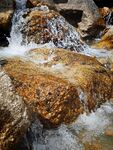 山间溪流