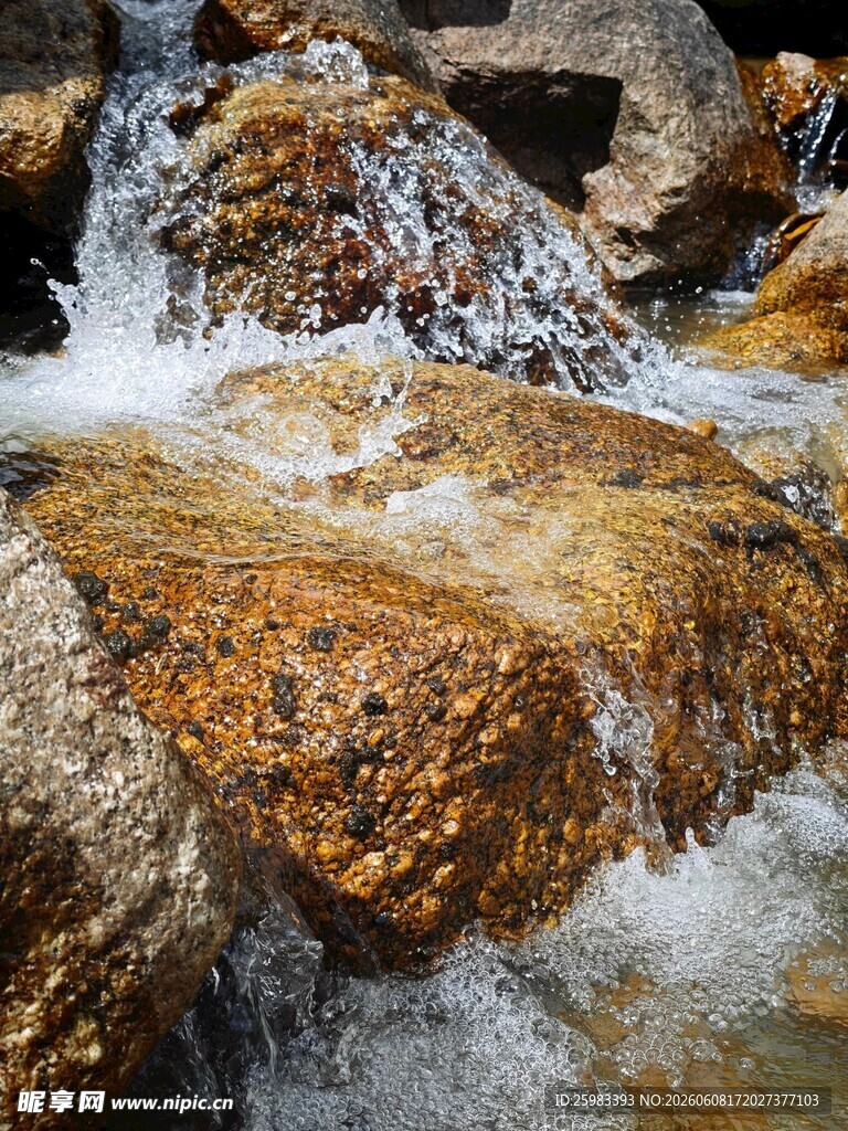 山间溪流