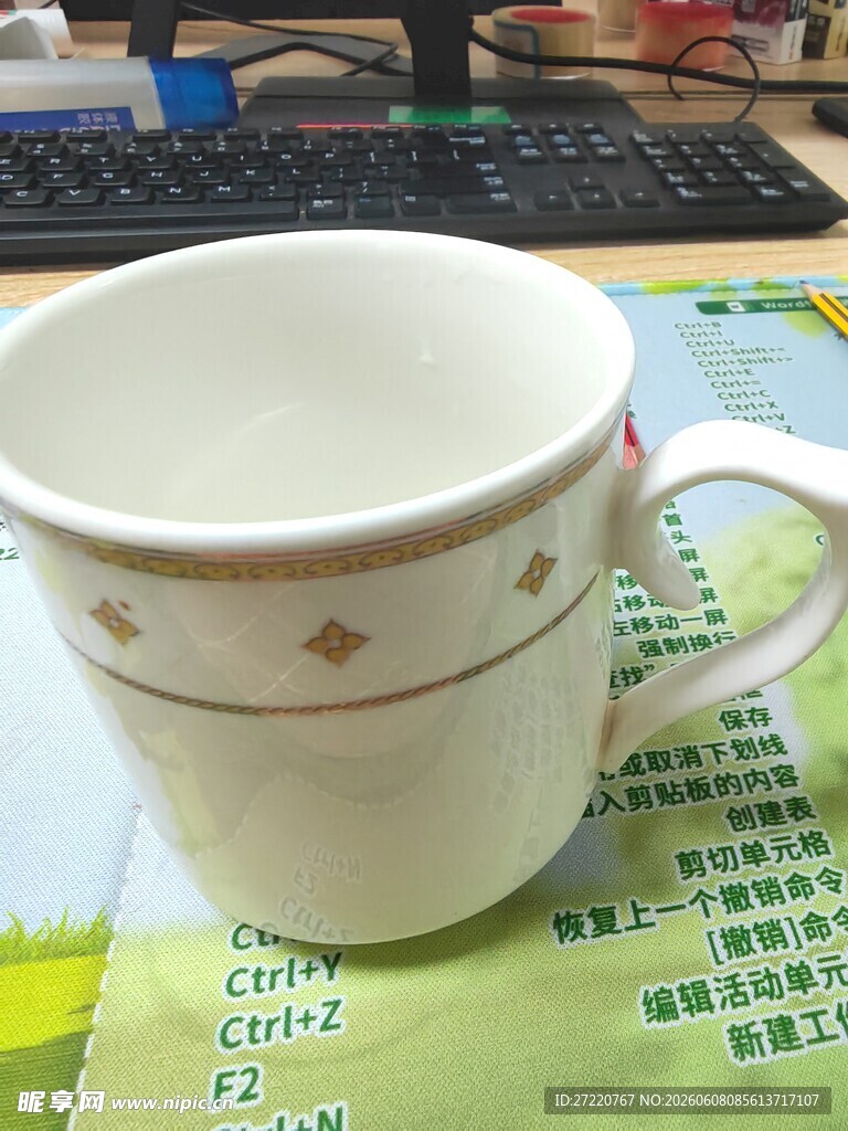 白色花纹陶瓷咖啡杯