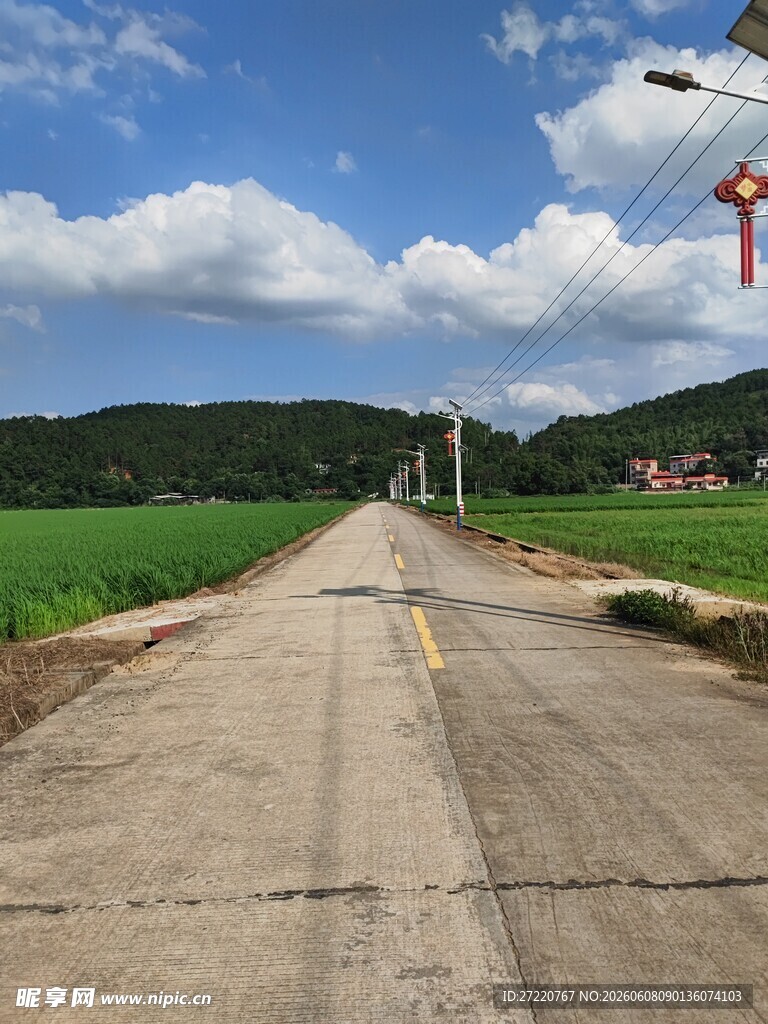乡村宽阔水泥路通远方