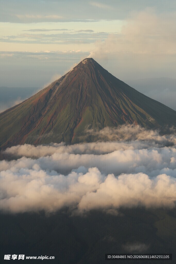 云雾缭绕中的壮美火山
