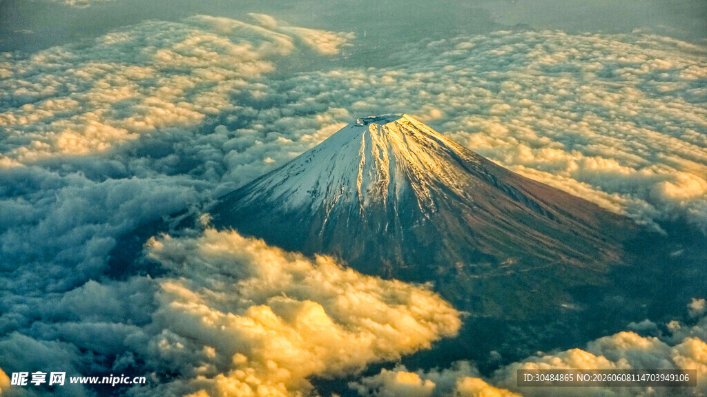 巍峨雪山火山口