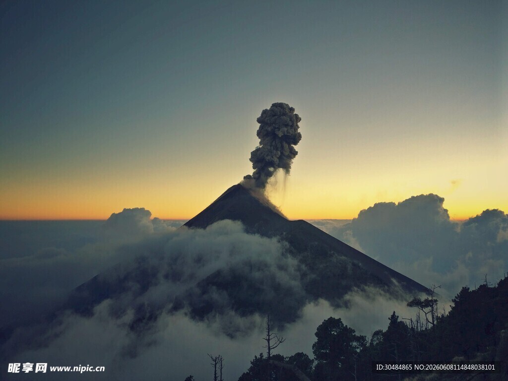 云海之上的火山景观