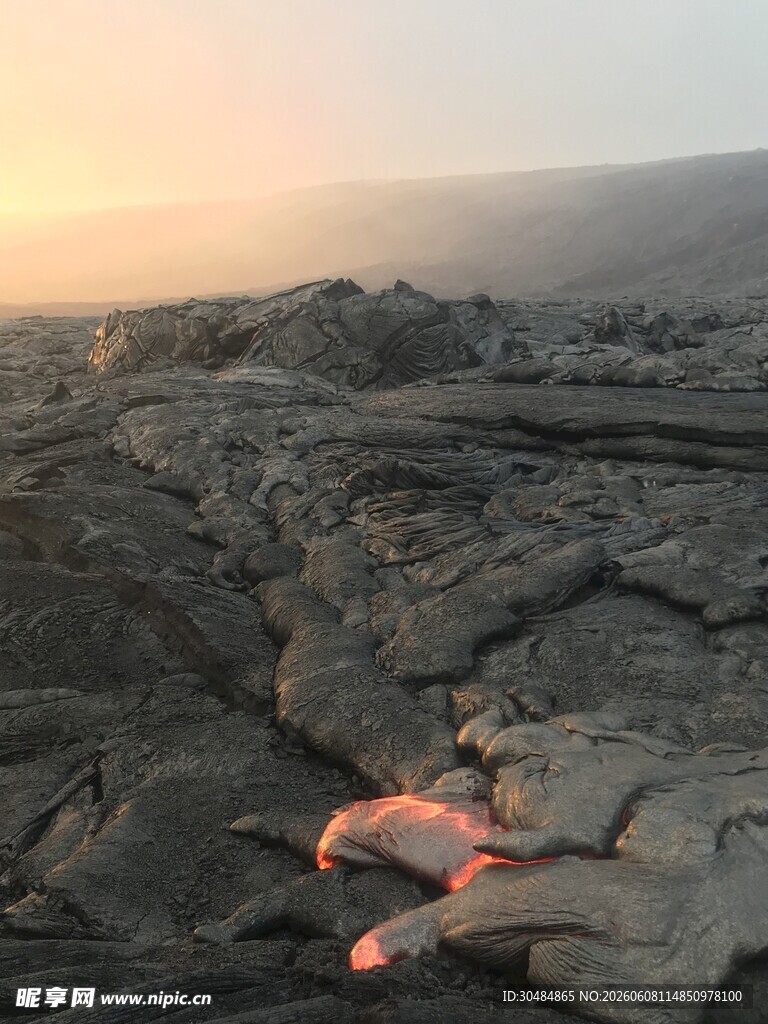 黄昏下的炽热熔岩景观