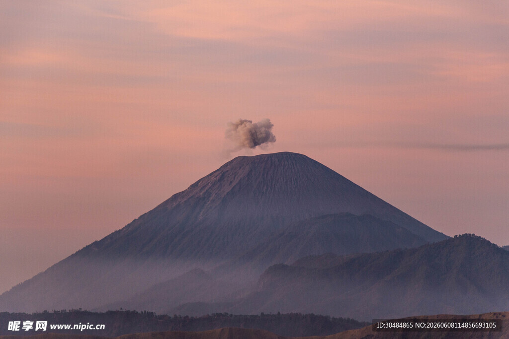 黄昏下的壮丽火山景观