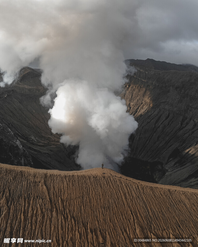 火山口浓烟升腾景象
