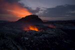 黄昏下的炽热火山景观