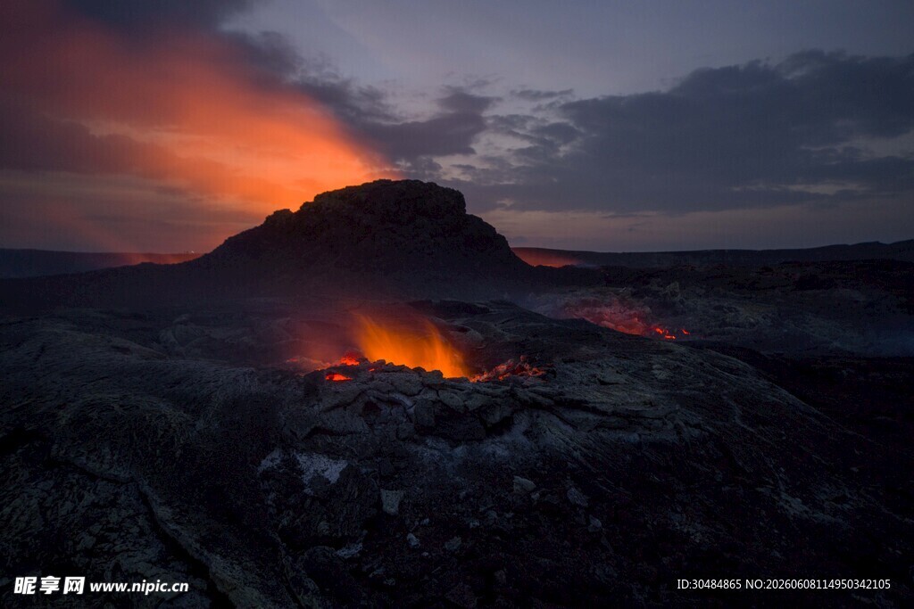黄昏下的炽热火山景观