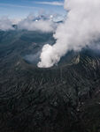 火山口云雾缭绕壮丽景观