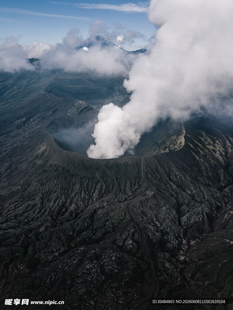 火山口云雾缭绕壮丽景观